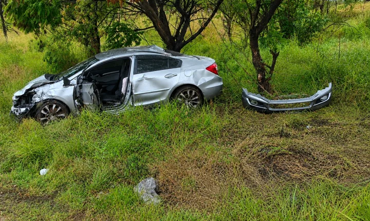 Carro aquaplana na Portinari, atinge veículo, placa e sai da pista 