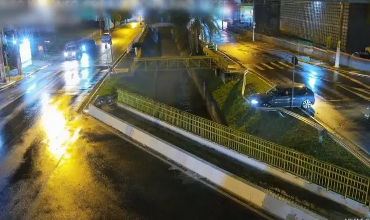 Carro bate contra guard-rail e quase cai no córrego Cubatão