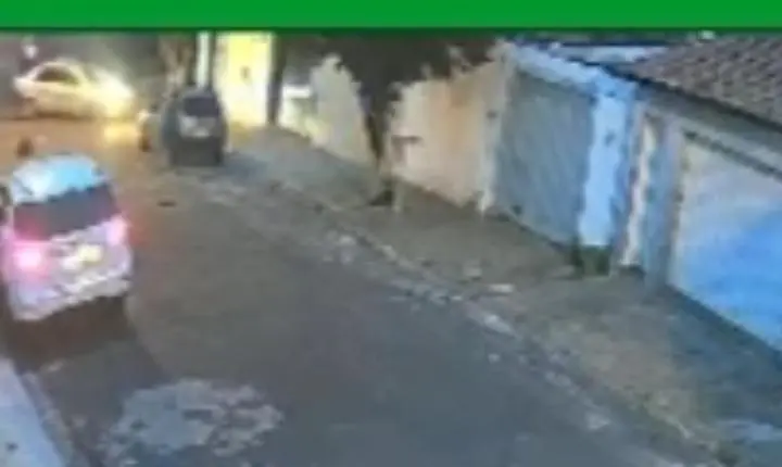 Carro bate contra pilar de residência e portão cai sobre morador