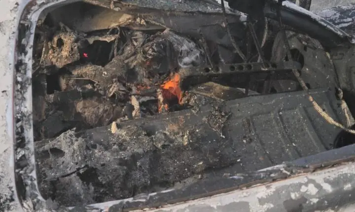 Carro bate em árvore, pega fogo e motorista morre carbonizado