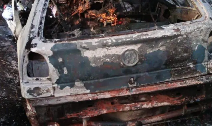 Carro bate em árvore, pega fogo e motorista morre carbonizado