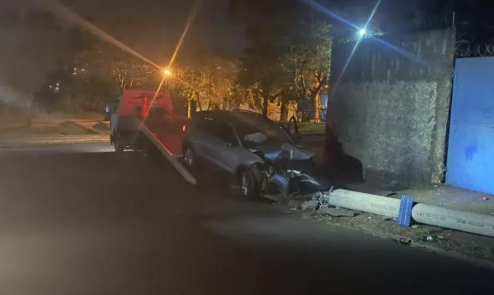 Carro bate em poste e deixa moradores sem energia no Recanto Elimar