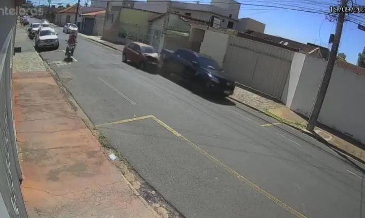 Carro bate em caminhonete estacionada e condutor fica ferido