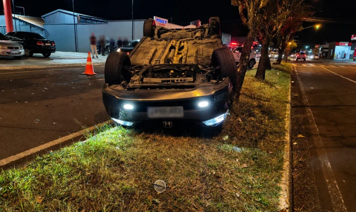 Carro capota após colisão na avenida Chico Júlio 
