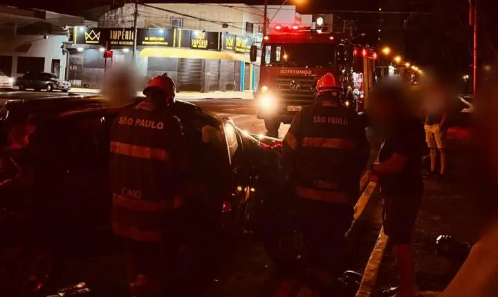 Carro capota após colisão na avenida Presidente Vargas na madrugada