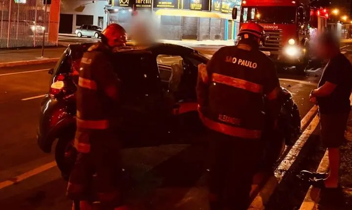 Carro capota após colisão na avenida Presidente Vargas na madrugada
