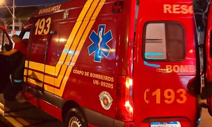 Carro capota após colisão na avenida Presidente Vargas na madrugada