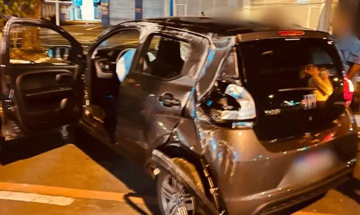 Carro capota após colisão na avenida Presidente Vargas na madrugada
