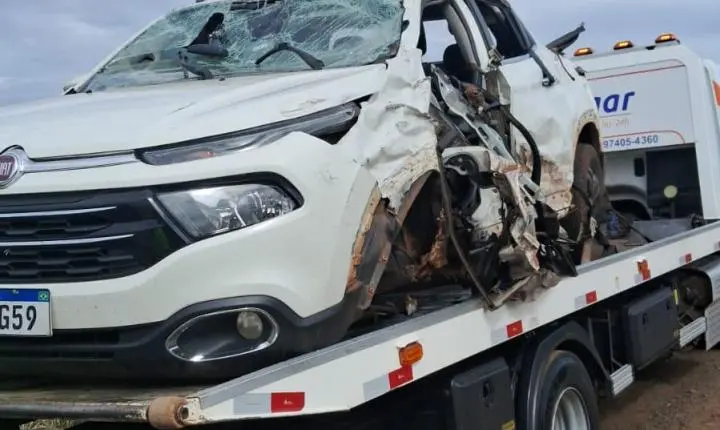 Carro capota após colisão na rodovia Irineu Rodrigues Pereira 