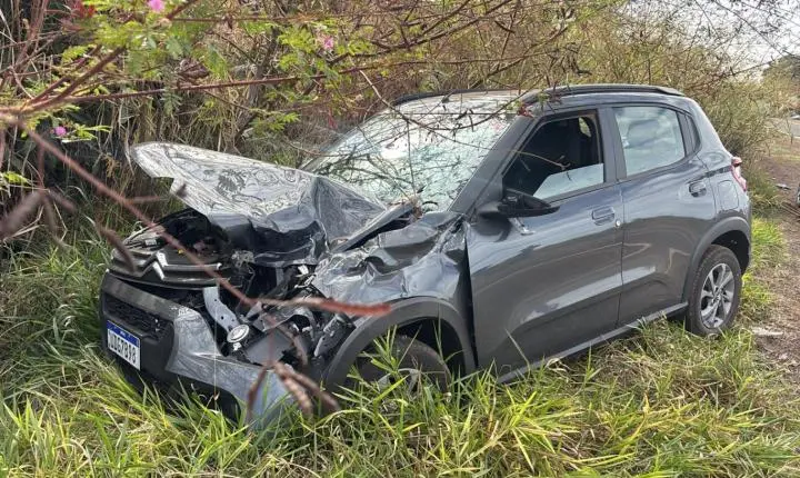 Carro capota após colisão na rodovia Irineu Rodrigues Pereira 