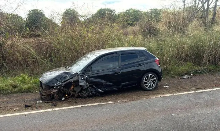Carro capota após colisão na rodovia Irineu Rodrigues Pereira 