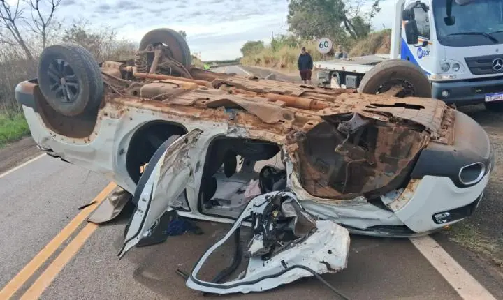 Carro capota após colisão na rodovia Irineu Rodrigues Pereira 