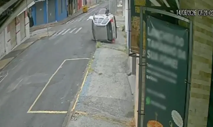 Carro capota após ser atingido em cruzamento no bairro da Estação