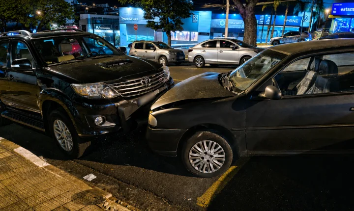 Carro desgovernado atinge dois veículos na Major Nicácio 