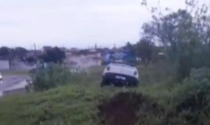 Carro para em barranco e por pouco não cai em córrego