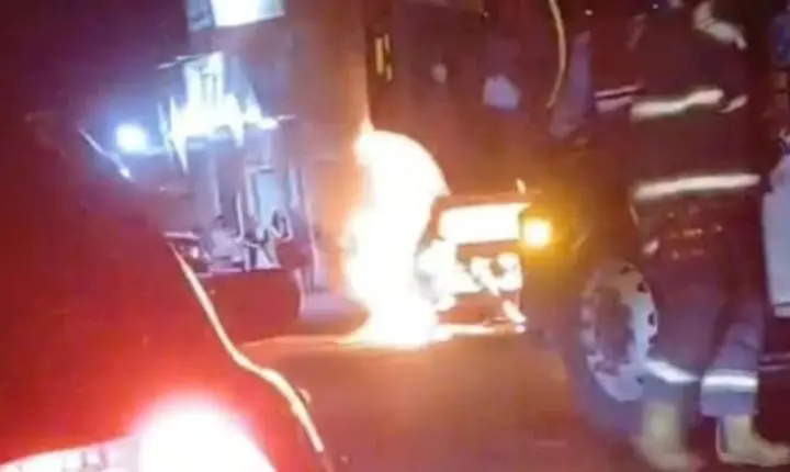 Carro pega fogo e mobiliza bombeiros no Jardim Califórnia