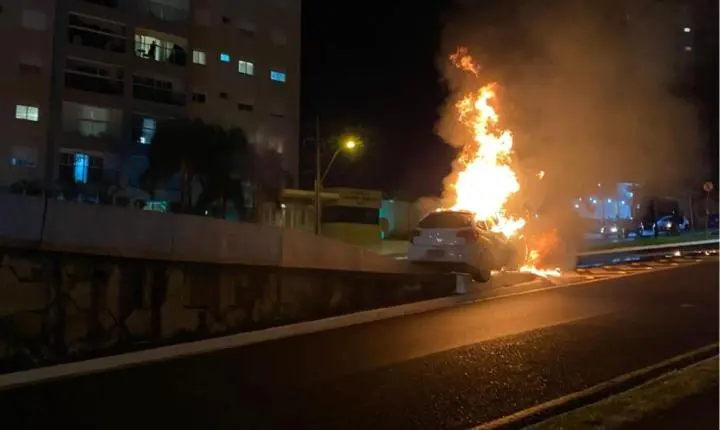 Carro pega fogo no pontilhão 