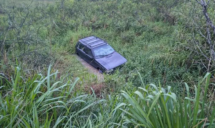 Carro sai da pista e cai em córrego na rodovia Tancredo Neves