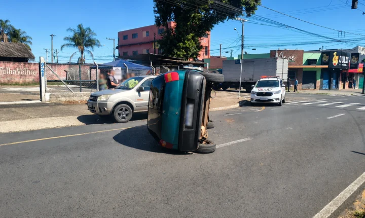Carro tomba após colisão na Abrahão Brickmann