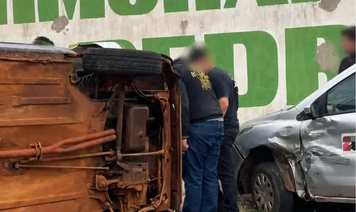 Carro tomba após colisão no Jardim Paulista; assista 
