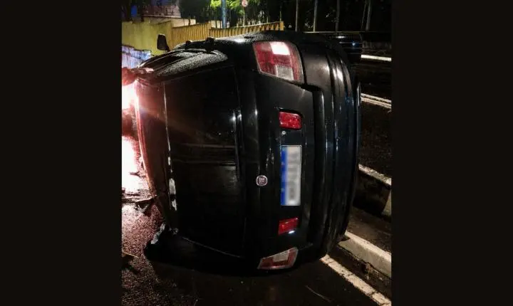 Carro tomba na avenida Doutor Hélio Palermo; assista 