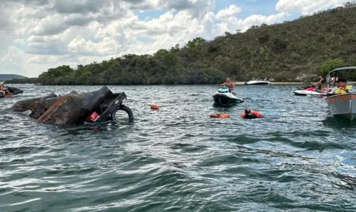Chalana afunda no Rio Grande em Sacramento (MG)