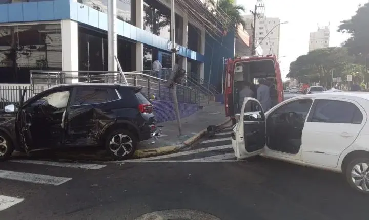 Colisão entre carros no Centro de Franca deixa uma pessoa ferida