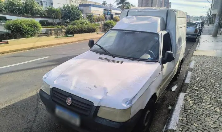 Colisão entre Corolla e Fiorino termina com veículo capotado na Alonso y Alonso