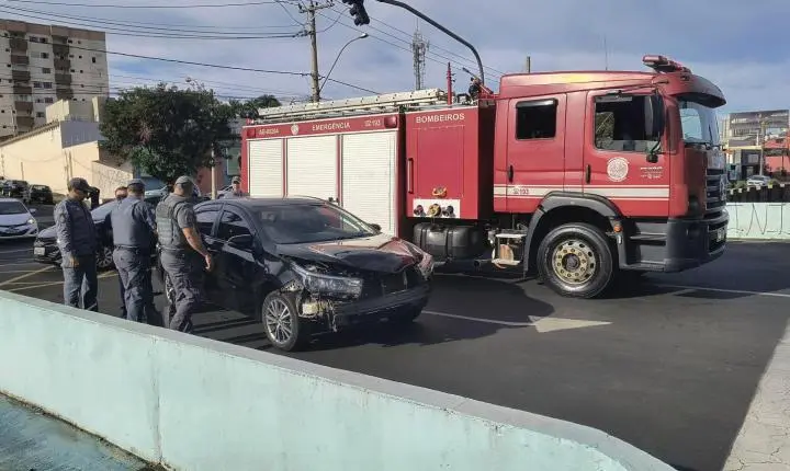 Colisão entre Corolla e Fiorino termina com veículo capotado na Alonso y Alonso