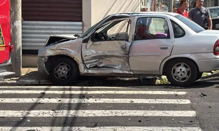 Colisão entre dois veículos deixa duas pessoas feridas na Vila Santos Dumont
