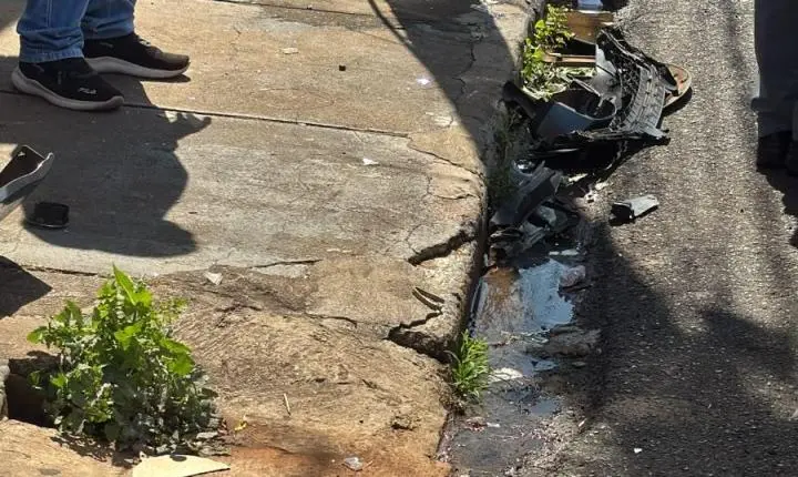 Colisão entre dois veículos deixa duas pessoas feridas na Vila Santos Dumont