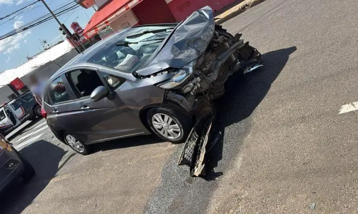 Colisão entre dois veículos deixa duas pessoas feridas na Vila Santos Dumont