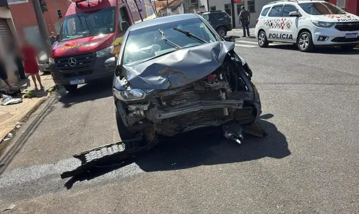 Colisão entre dois veículos deixa duas pessoas feridas na Vila Santos Dumont