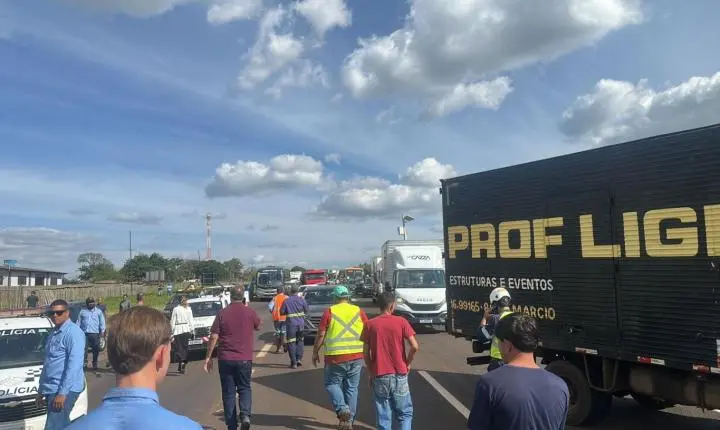 Colisão frontal entre caminhões deixa um motorista em estado grave em Batatais