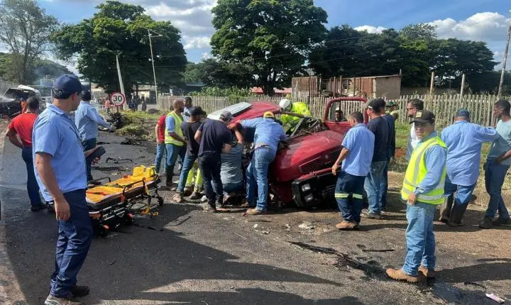 Colisão entre caminhões deixa homem em estado grave na Cândido Portinari