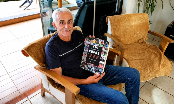Com livro raro, francano fala sobre paixão por Copas do Mundo
