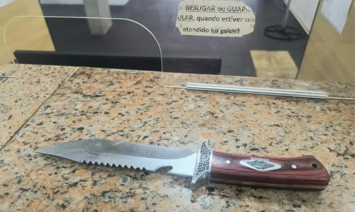 Cuidadora é detida pela PM após ameaçar idoso com faca