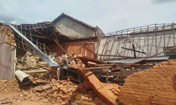 Barracão desaba na região central de Franca; assista 