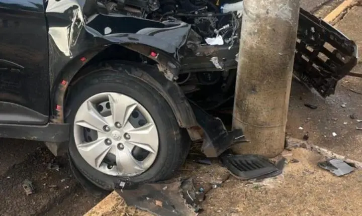 Enfermeira fica ferida após carro colidir contra poste no Jardim Francano