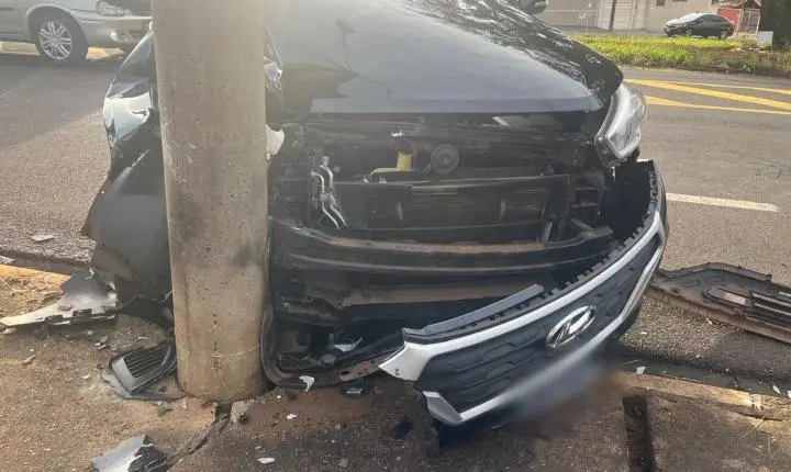 Enfermeira fica ferida após carro colidir contra poste no Jardim Francano