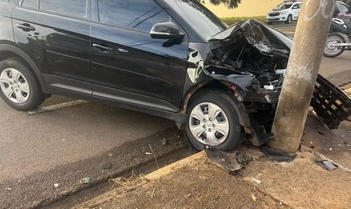 Enfermeira fica ferida após carro colidir contra poste no Jardim Francano