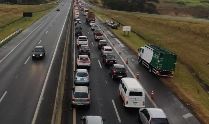 Engavetamento deixa trânsito lento na rodovia Cândido Portinari