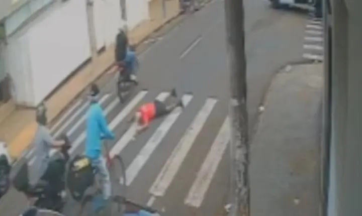 Família procura motociclista que atropelou idoso na faixa de pedestres