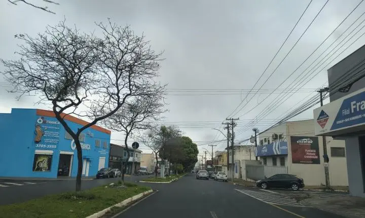Frio nas manhãs, tempo seco e chance de chuva marcam a semana em Franca