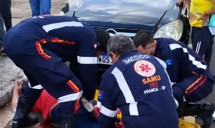 Grave acidente entre motos deixa piloto com fratura exposta 