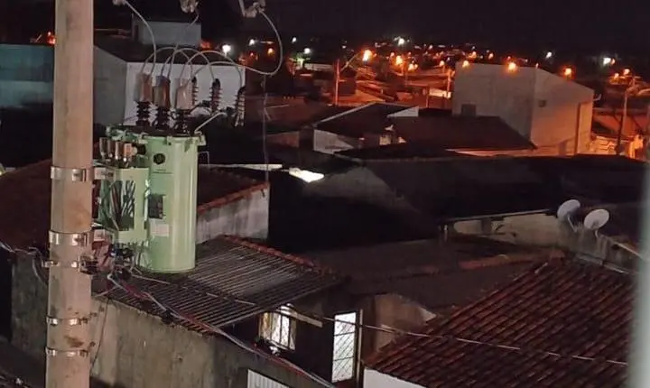 Rua fica às escuras após acidente que derrubou três postes em fevereiro