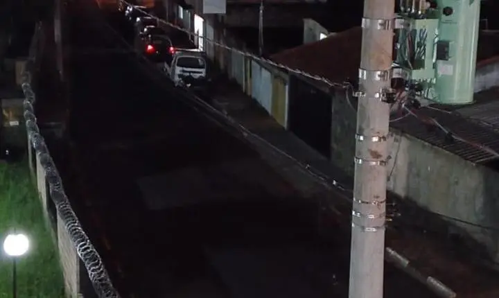 Rua fica às escuras após acidente que derrubou três postes em fevereiro