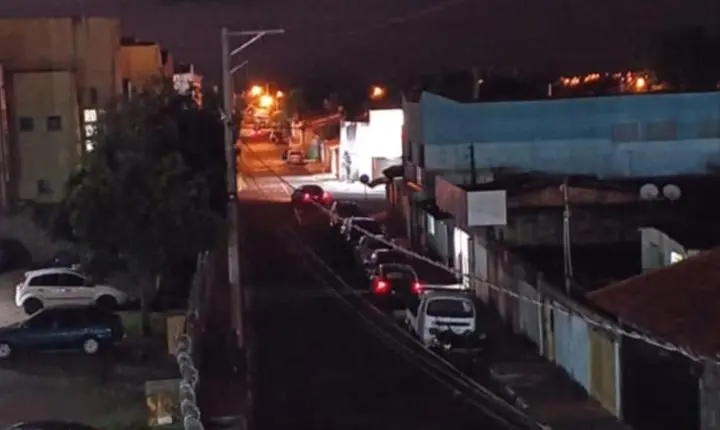 Rua fica às escuras após acidente que derrubou três postes em fevereiro