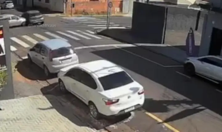 Câmera flagrou colisão seguida de capotamento na Vila Aparecida