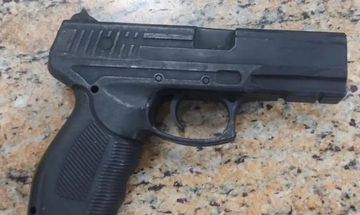 Homem ameaça morador com simulacro de arma e é detido pela PM em Franca